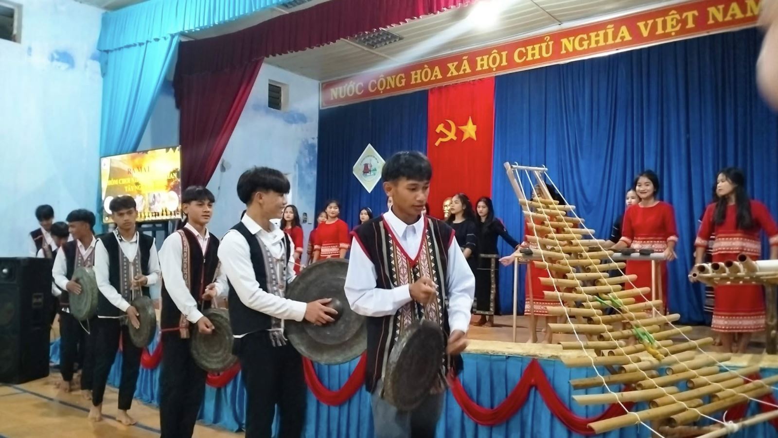 Văn nghệ cồng chiêng